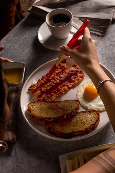 zkušené jídlo make-up umělec, jak jejich odborné ruce přidat poslední doteky na vizuálně ohromující snídaňový talíř - Fotografie, Obrázek