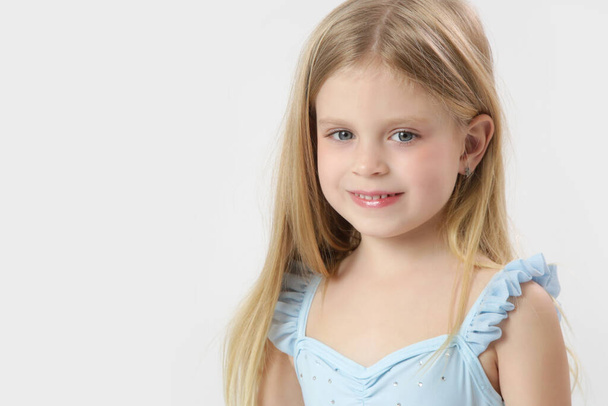 Stüdyo fotoğrafı. 5 yaşında, mavi gözlü, uzun sarı saçlı bir kız. - Fotoğraf, Görsel