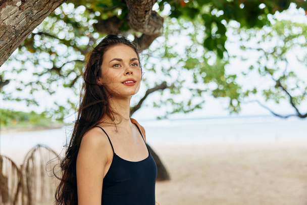 человек женщина природа солнечный песок досуг Наслаждение летом океан ходьба море улыбка красивый молодой отдых тропические платья пляжный отдых спокойный отдых - Фото, изображение