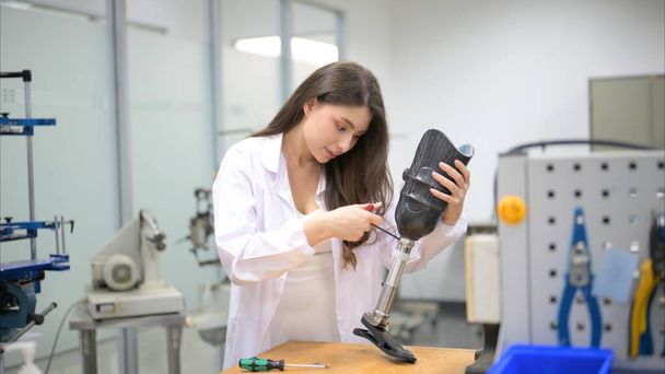 Технік-протез, який проводить перевірку та контроль якості протезів у лабораторії, високотехнологічні технології виробництва протезів, виробництво нових штучних кінцівок для людей з обмеженими можливостями
 - Фото, зображення