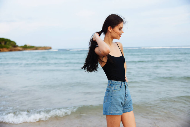 女性の性質 女性の海の笑顔のライフスタイル 美容水無料海のレジャー夏の髪の幸せな休暇 長い旅行のビーチのドレス サンセット - 写真・画像