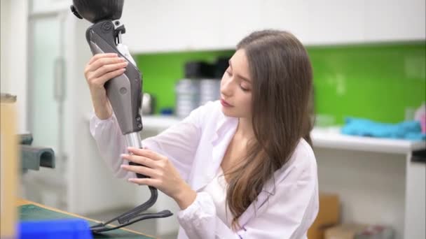 Protez bacak kontrolü yapan ve laboratuvarda çalışan genç bayan teknisyen, protez üretiminde yüksek teknoloji uzmanı, engelliler için yeni yapay uzuv üretimi - Video, Çekim