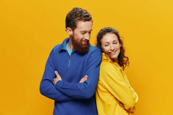 Мужчина и женщина улыбаются весело и криво в очках, на желтом фоне, символические знаки и жесты рук, семейные съемки, молодожены. Высокое качество фото - Фото, изображение