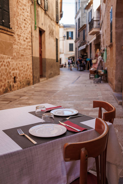 Conjunto de mesa de restaurante en la calle en Alcudia, Mallorca. Casco antiguo tradicional en España - Foto, Imagen