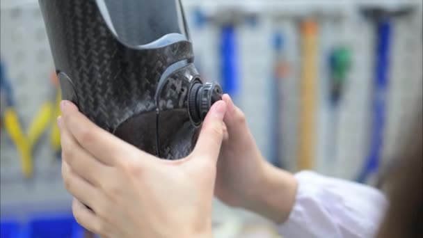 Jeune technicienne tenant un contrôle prothétique des jambes et travaillant en laboratoire, Spécialiste en technologie de pointe dans la fabrication de prothèses, Nouvelle production de membres artificiels pour les personnes handicapées - Séquence, vidéo