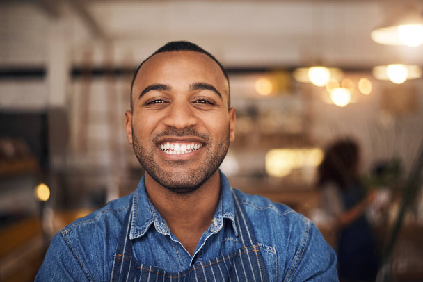 Café, garçom feliz e retrato de homem negro no restaurante para o serviço, trabalhando e sorrir no café. Proprietário de pequenas empresas, bistro startup e rosto de garçom macho na cafetaria pronto para servir. - Foto, Imagem