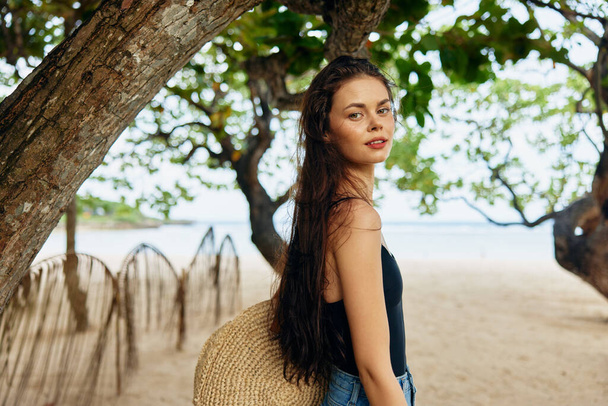 літня жінка краса розслабляє спосіб життя молодий пляж морська копія океан відпустка кавказький тропічний пісок щастя дозвілля природа довга посмішка копія простір вода простір волосся - Фото, зображення