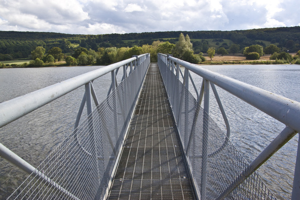 γέφυρα που εκτείνεται πάνω από μια λίμνη - Φωτογραφία, εικόνα