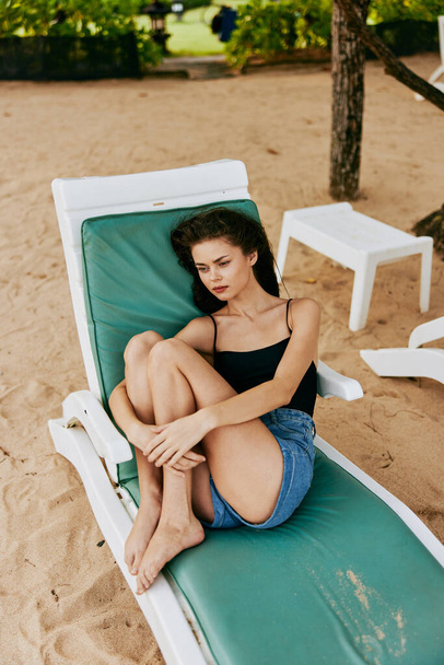 mujer playa resto arena azul caucásico verano acostado sentado estilo de vida descansando hamaca mujer resort océano disfrutar de gafas de sol silla de mar sonriendo exótico - Foto, Imagen