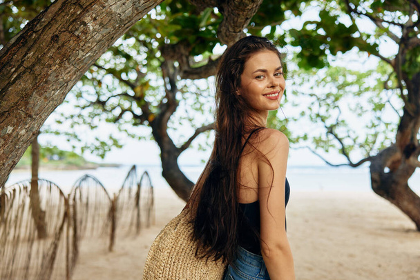жінка відпочинок дівчина океан тропічне літо довга молода прогулянка природа подорожі пляж волосся насолода узбережжя кавказький пісок краса посмішка море сонце - Фото, зображення