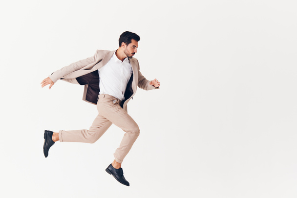 İş adamı beyaz model bej renkli ofis çekici bir şekilde gülümsüyor erkek başarılı takım elbise stüdyo zafer işadamı mutlu fikir - Fotoğraf, Görsel