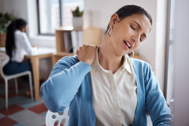 Слухай своє тіло. молода бізнес-леді відчуває біль у спині під час роботи за столом в сучасному офісі
 - Фото, зображення