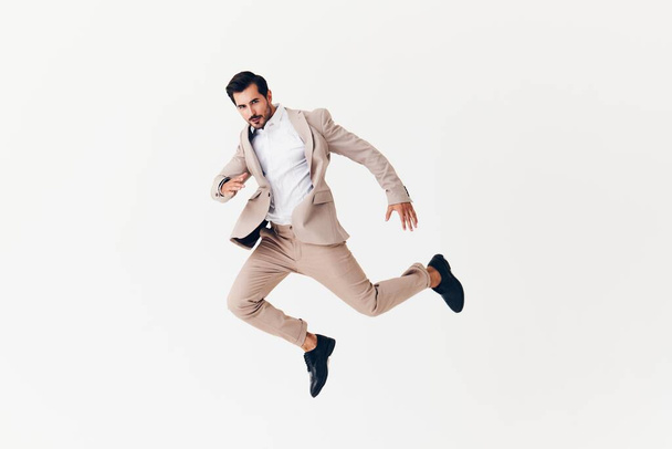 férfi ruha kar stílusos álló üzletember mosolygós győztes boldog futás szexi üzlet repülő magabiztos győzelem foglalkozás zakó személy divat nyakkendő bézs férfi - Fotó, kép