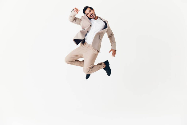 bílý muž stojící vítězství oblek šťastný nápad létání mladý usmívající se dospělý atraktivní vítěz zaměstnání copyspace béžová podnikání běží podnikatel brýle - Fotografie, Obrázek