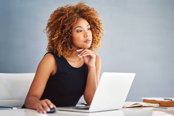 Bycie sukcesem wymaga myślenia i działania strategicznego. młoda bizneswoman pracująca na swoim laptopie - Zdjęcie, obraz