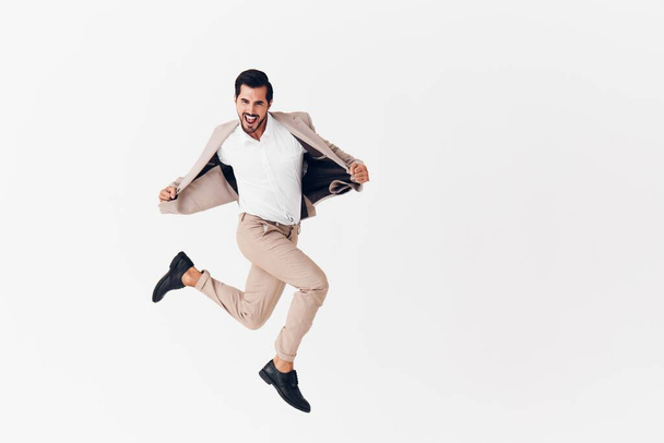 muž usměvavý šťastný bílý obchod vítěz košile létání běh úsměv práce veselý model sexy bunda stojící studio oblek vítězství podnikatel béžové létání - Fotografie, Obrázek