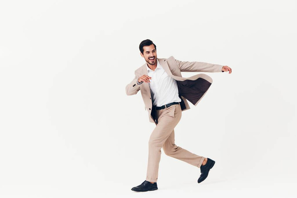 ocupação homem branco jovem moda camisa correndo braço masculino de pé profissional vencedor bege jumping terno empresário negócio sorrindo vitória estúdio feliz - Foto, Imagem