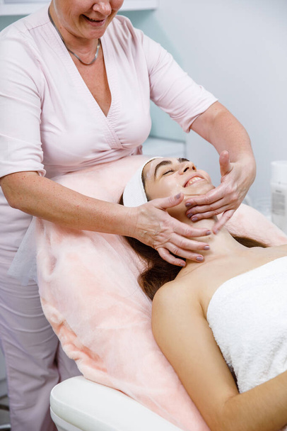 lifting procedure, Face massage, Facial treatment, Skin scrubbing,Skin cleansing at the beauticians - Foto, Imagen
