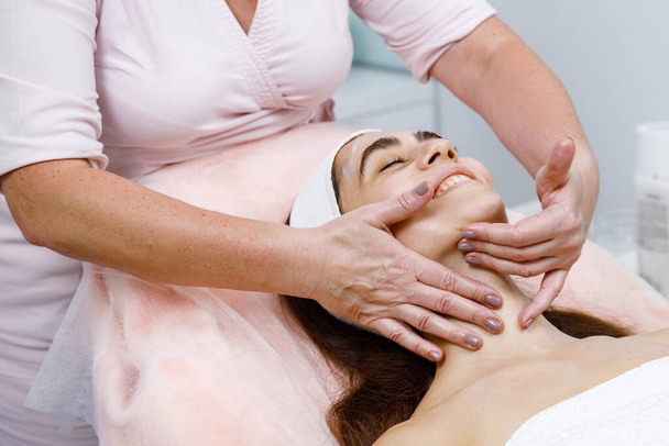 lifting procedure, Face massage, Facial treatment, Skin scrubbing,Skin cleansing at the beauticians - Foto, Imagen