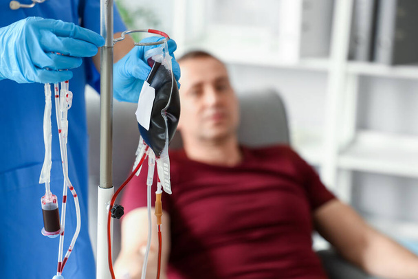 Krankenschwester nimmt Blut von reifen Spendern in Klinik, Nahaufnahme - Foto, Bild