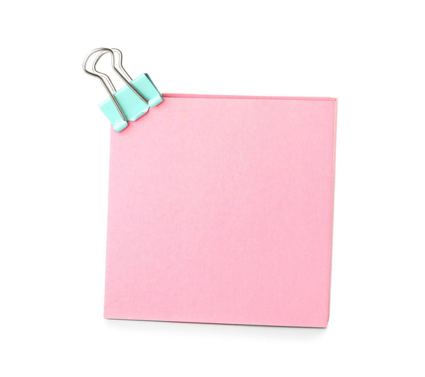 Ροζ αυτοκόλλητη σημείωση με συνδετήρα σε λευκό φόντο - Φωτογραφία, εικόνα