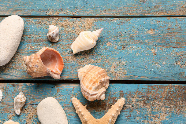 貝殻やヒトデ青い木製の背景に - 写真・画像