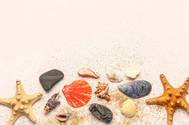 Schelpen en zeesterren met zand op witte achtergrond - Foto, afbeelding