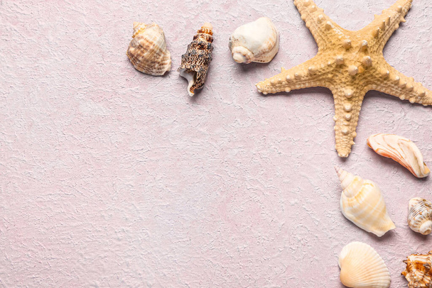 Seashells and starfish on lilac background - Photo, Image