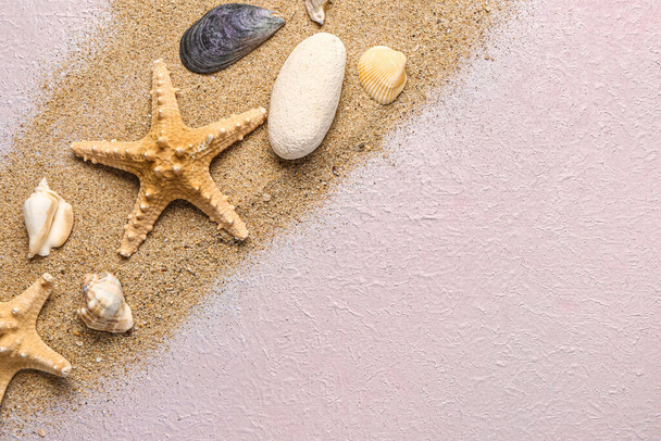 Śmigłowce morskie i rozgwiazdy z piaskiem na liliowym tle - Zdjęcie, obraz