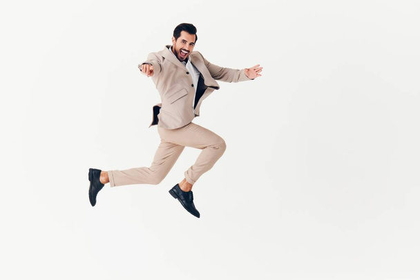 чоловік борода щасливий бізнес біла людина посміхається ізольований біговий костюм бежевий переможець портретна сорочка веселий усміхнений фон перемога бізнесмен піджак робота літати - Фото, зображення