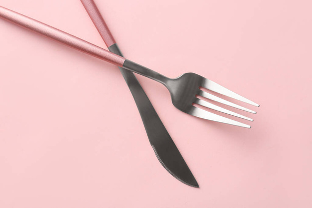 Forchetta elegante e coltello su sfondo rosa - Foto, immagini