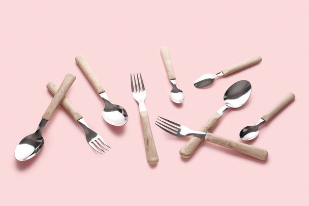 Stylish forks and spoons on pink background - Valokuva, kuva