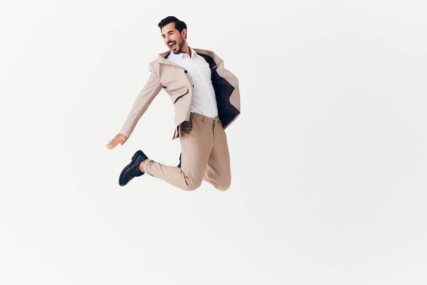 férfi iroda repülő felnőtt foglalkozás boldog futó bézs stúdió férfi fel győztes üzletember személy kabát munka portré üzleti győzelem ruha mosolygós - Fotó, kép
