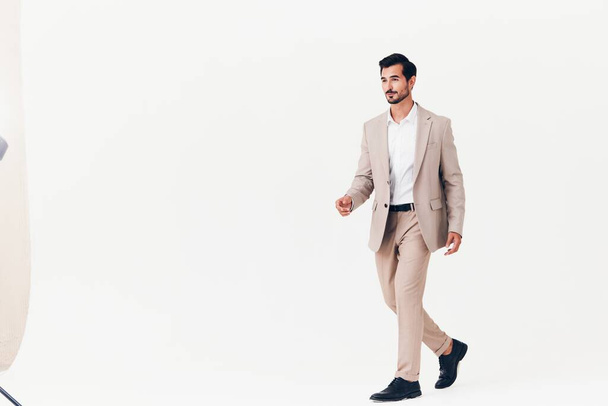 мужчина победитель веселая взрослая борода изолированный летающий бизнес-куртка стоя занятие улыбаясь счастливый прыжок работает привлекательный офис бежевый бизнесмен костюм белый - Фото, изображение