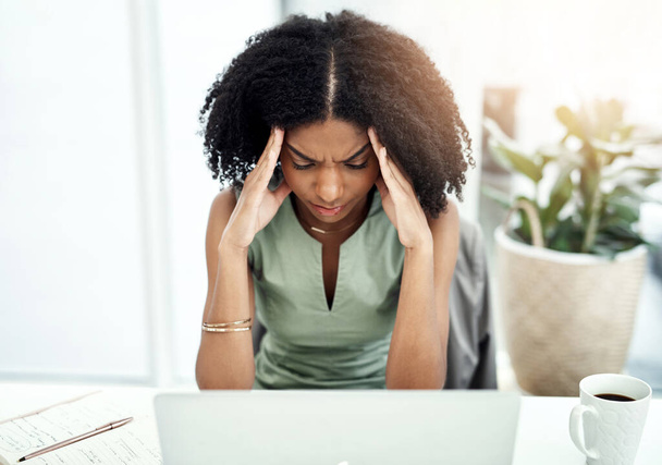 Άγχος, απογοητευμένη ή μαύρη γυναίκα στο γραφείο με πονοκέφαλο από πόνο από την πίεση της εργασίας ή εξουθενωτική κόπωση στην εταιρεία. Κακή ημικρανία πρόβλημα, επιχείρηση ή κουρασμένος υπάλληλος κορίτσι κατάθλιψη από άγχος προθεσμία. - Φωτογραφία, εικόνα