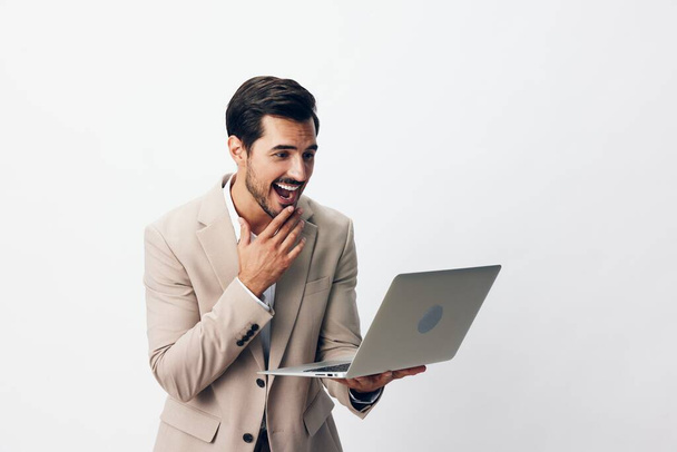 mężczyzna garnitur uśmiechnięta praca wpisując biznes internet facet businessman portret sieć robocza freelancer model tło copyspace cyfrowy praca laptop wesoły - Zdjęcie, obraz