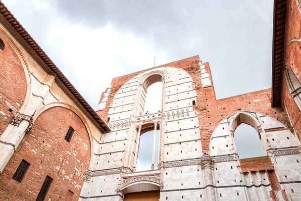 A Catedral de Siena é uma igreja medieval em Siena, dedicada desde os seus primórdios como igreja mariana católica romana, agora dedicada à Assunção de Maria.. - Foto, Imagem