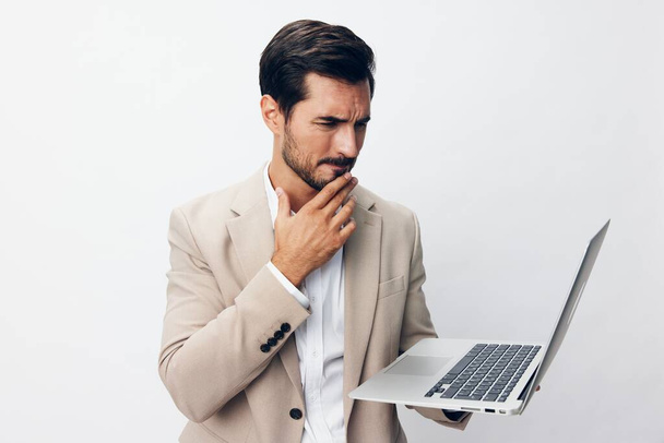 man stylish laptop munka másolás vállalkozó vidám digitális elszigetelt ruha szabadúszó technológia átgondolt notebook internet üzleti portré működő számítógép cyberspace hálózat - Fotó, kép