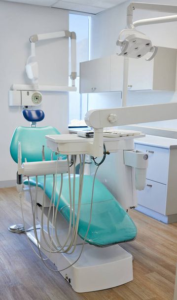 Jobb felszerelés a jobb fogápoláshoz. egy üres modern fogorvosi rendelő - Fotó, kép