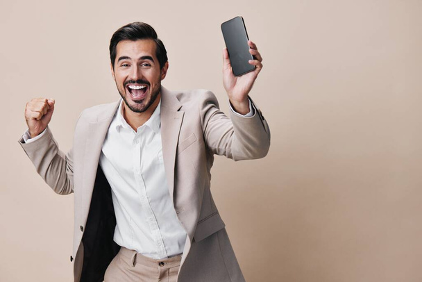 κινητό τηλέφωνο άνθρωπος των επιχειρήσεων κλήση χαρούμενος τηλέφωνο κοστούμι μήνυμα κινητό επιχειρηματίας χαμόγελο smartphone κελί αυτοπεποίθηση συναλλαγών κατέχουν λευκή τεχνολογία - Φωτογραφία, εικόνα