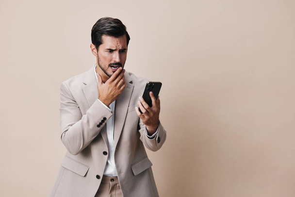 eristetty mies mies komea muotokuva verkossa kaupankäynnin hymy pidä tausta elämäntapa puhelin onnellinen matkapuhelin puku yrittäjä liiketoiminta valitsee viestin älypuhelin - Valokuva, kuva