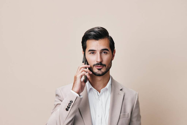 άνθρωπος κοστούμι internet smartphone εταιρικό χαμόγελο αναμονή κινητό τηλέφωνο συναλλαγών αρσενικό κύτταρο όμορφος σύνδεση επιχείρηση απομονωμένη τηλέφωνο πορτρέτο επιχειρηματίας κλήση χαρούμενος επιχειρηματίας - Φωτογραφία, εικόνα