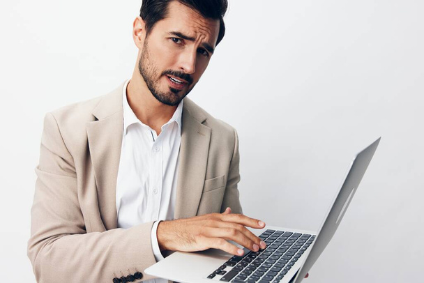 εργαζόμενος άνθρωπος σημειωματάριο κοστούμι υπολογιστή δακτυλογράφηση σε απευθείας σύνδεση laptop χαρούμενο δίκτυο επιχειρήσεων freelancer copyspace στοχαστικός κυβερνοχώρος χαρούμενος κομψό γενειάδα δουλειά φόντο - Φωτογραφία, εικόνα