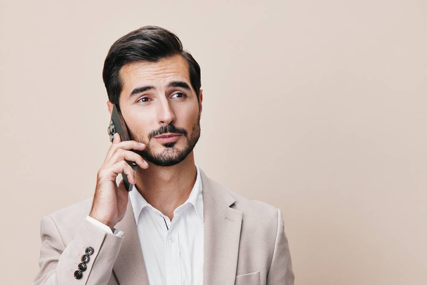 Man message application communication call selfie akıllı telefon elbise gülümseme iş adamı online portre telefon ticareti girişimci mutlu arka plan iş gri beyaz - Fotoğraf, Görsel