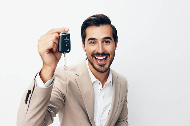 サービスマンロック人 顧客のビジネスベージュ警報を与える自動運転手は背景を保持する笑顔のキー交通機関の販売車ボタンを買います - 写真・画像