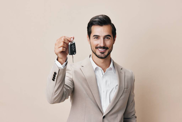 man glimlach dienst geïsoleerde bestuurder verhuur bedrijf elektronische hand sleutel auto teken auto alarm studio gelukkig slot kopen veiligheid holding - Foto, afbeelding