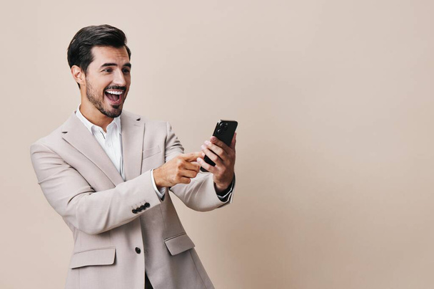 kurumsal adam başarısı iş adamı arayın mobil bej internet elbise cep telefonu akıllı telefon portre uygulama mutlu gri mesaj girişimci iş - Fotoğraf, Görsel