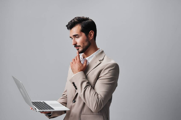 człowiek broda internet biuro wpisując garnitur praca koszula szczęśliwy praca biznes online praca copyspace laptop freelancer izolowany komputer cyfrowy uśmiechnięty portret - Zdjęcie, obraz