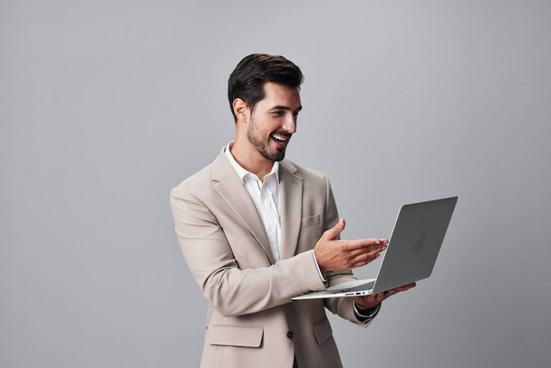 parta mies puku työteknologia aikuisten freelancer verkossa hymyilevä paita kannettava nuori tietokone copyspace liiketoimintaa kannettavan tietokoneen cyberspace tausta internet kaveri - Valokuva, kuva