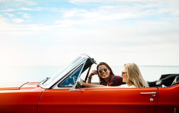 The world belongs to us. a two happy young women enjoying a summers road trip together - Foto, Imagem